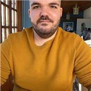 Profesor de biología imparte clases de diferentes materias a alumnos entre primeros la ESO y segundo de bachillerato